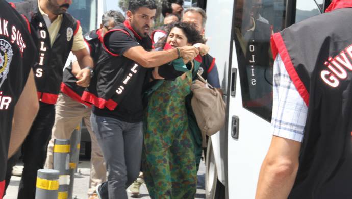 İzmir'de kayyım kararını protesto eden avukatlar gözaltına alındı
